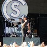 Cole Swindell performing at MetLife Stadium on August 15, 2015.