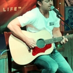 kip-moore-acoustic-concert-2015-04