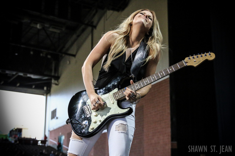 Lindsay Ell opening for Brad Paisley in Hartford on August 6, 2017 / Photo by Shawn St. Jean