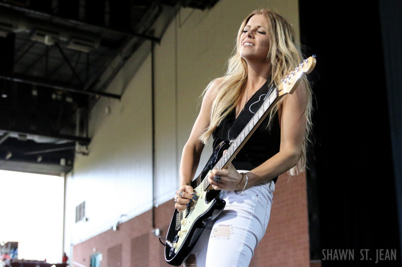 Lindsay Ell opening for Brad Paisley in Hartford on August 6, 2017 / Photo by Shawn St. Jean