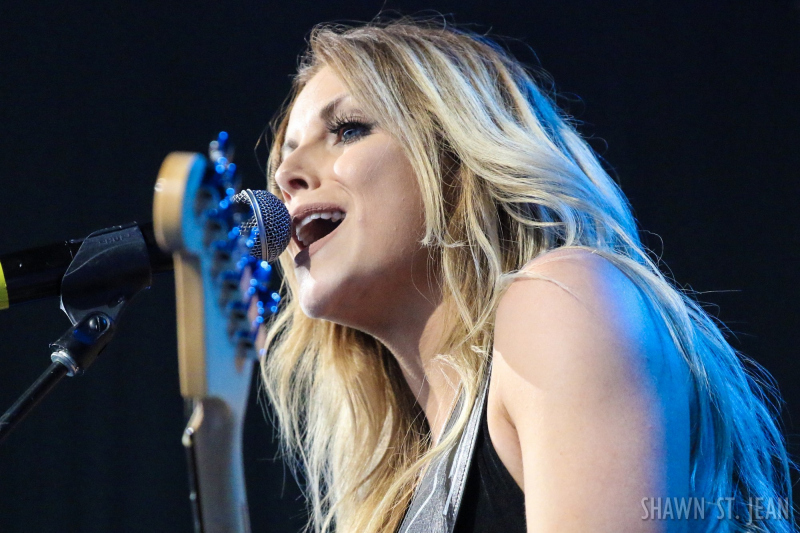 Lindsay Ell opening for Brad Paisley in Hartford on August 6, 2017 / Photo by Shawn St. Jean