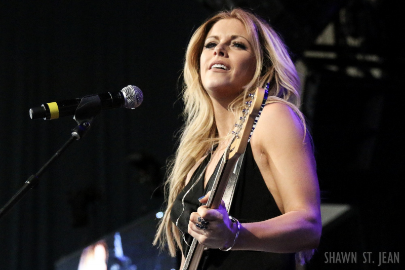 Lindsay Ell opening for Brad Paisley in Hartford on August 6, 2017 / Photo by Shawn St. Jean