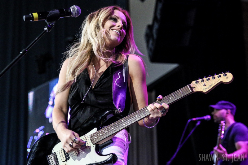 Lindsay Ell opening for Brad Paisley in Hartford on August 6, 2017 / Photo by Shawn St. Jean
