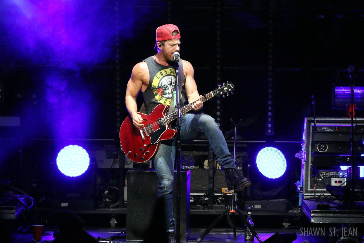 Kip Moore opening for Miranda Lambert at Xfinity Theatre in Hartford CT on August 19, 2016